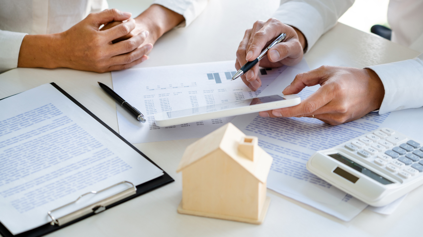 Wie unterstützt ein Makler Käufer und Verkäufer?