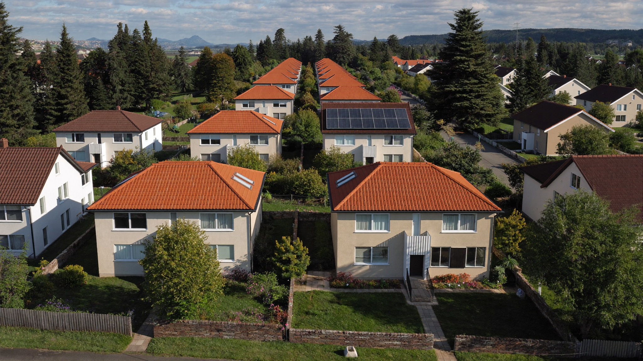 photovoltaik-speicher-wohngebiet-solaranlagen