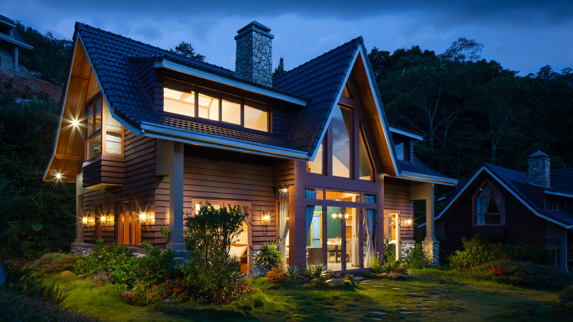 modernes-einfamilienhaus-holz-beleuchtung-abend