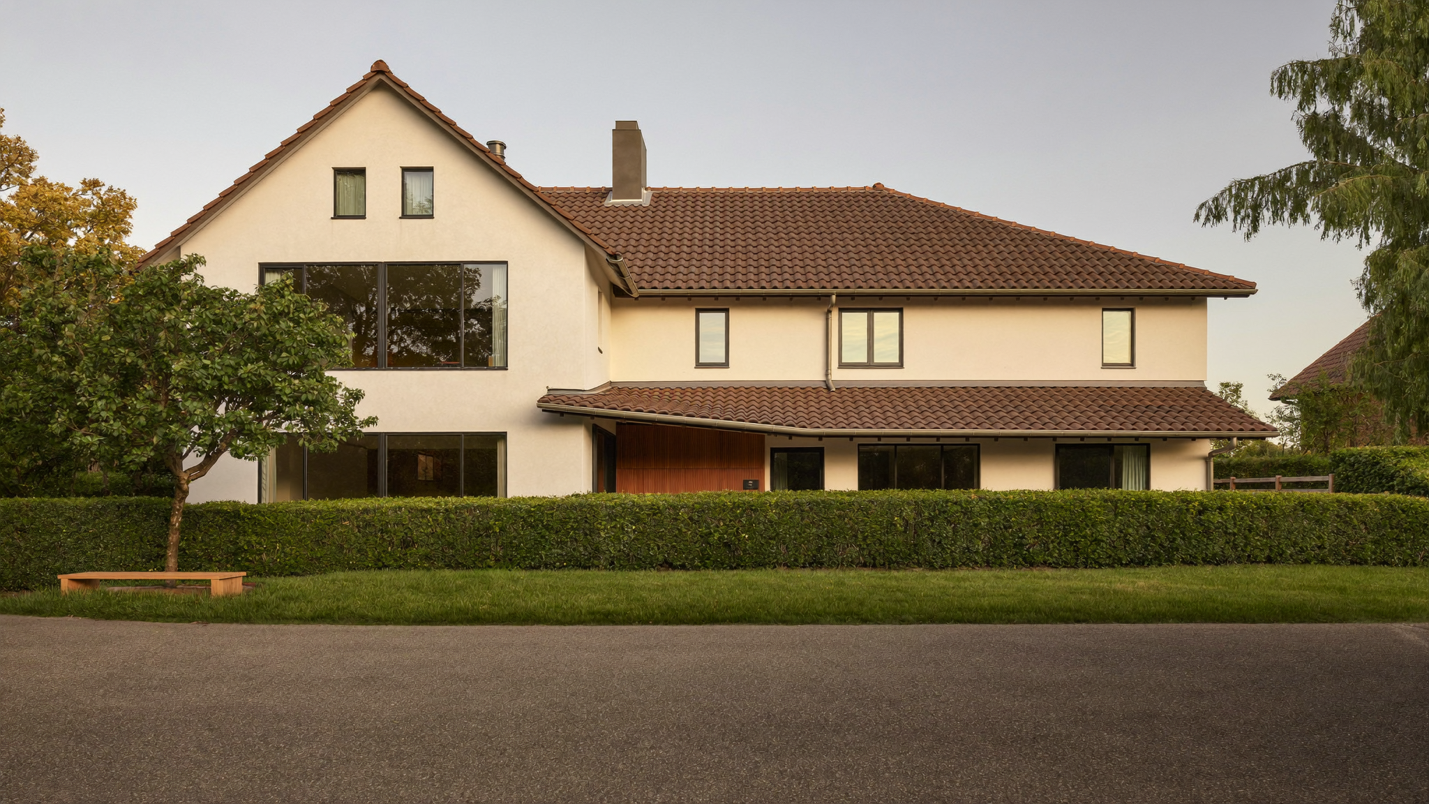 hauswert-ermitteln-haus-hecke-einfahrt