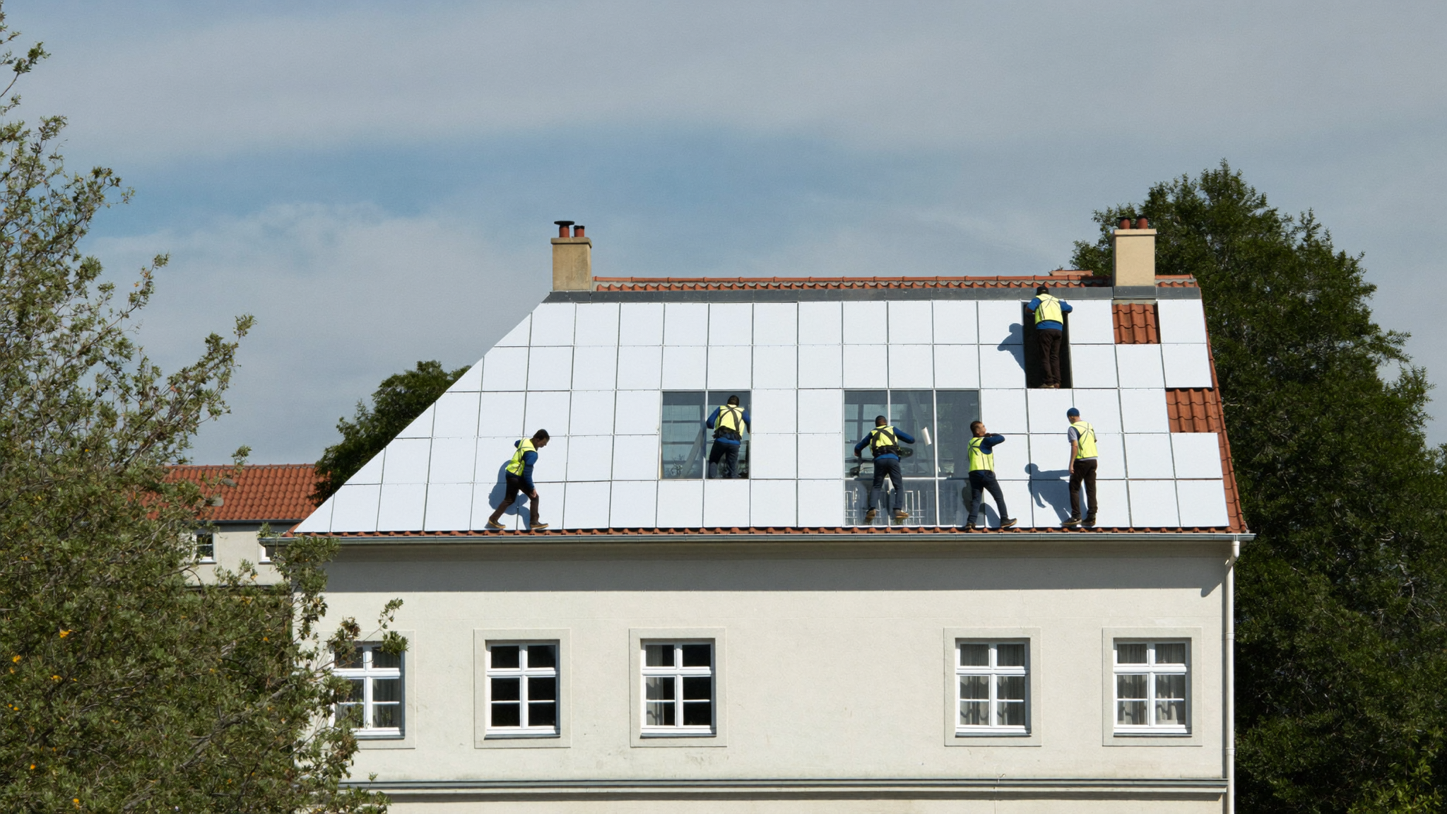 solarthermie-montage-dach-handwerker
