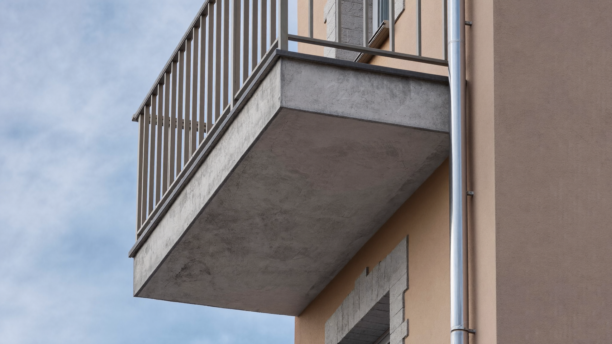 waermebruecke-schimmel-balkonplatte-hauswand